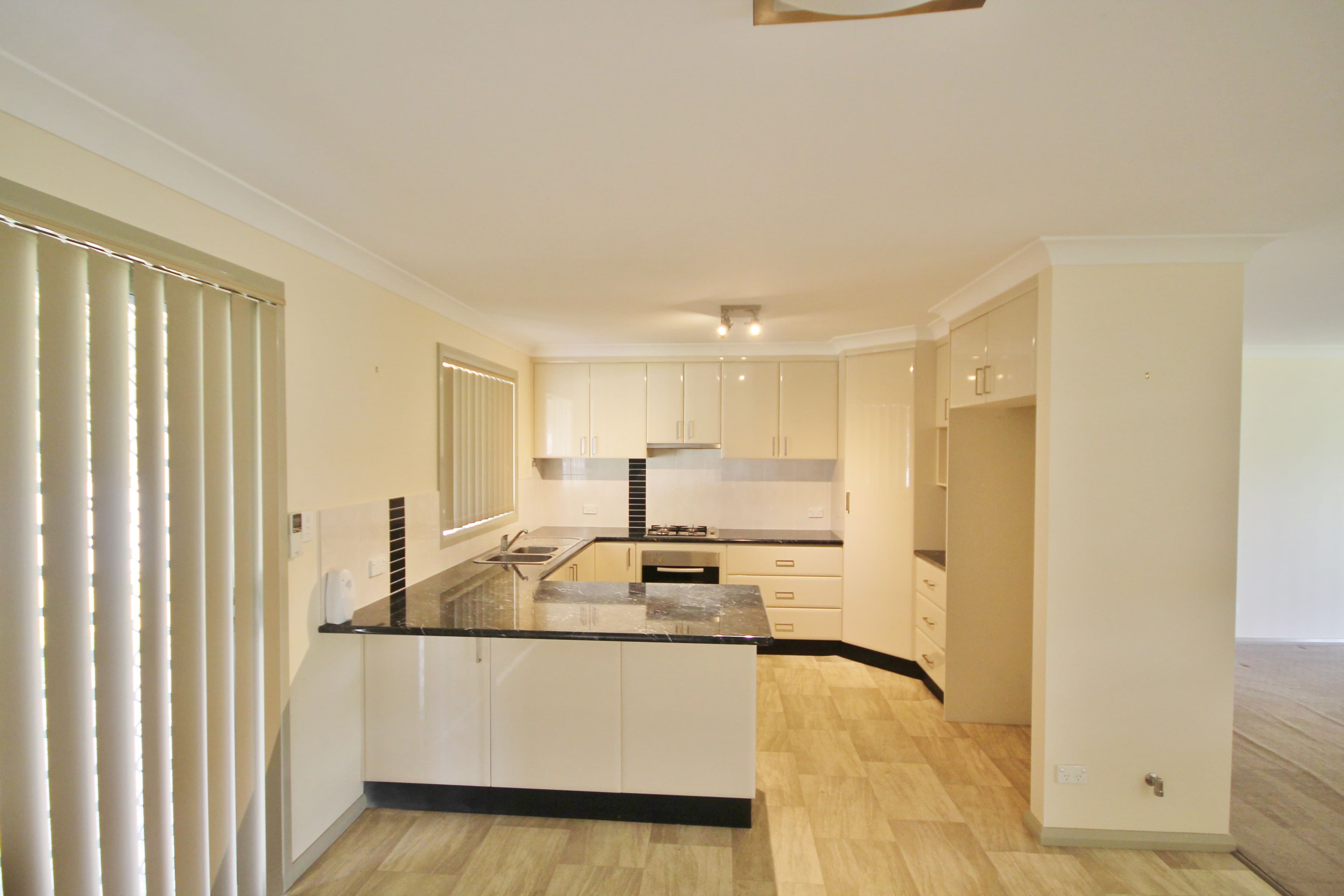 36 Jordan Place, Young - Thumbnail 4