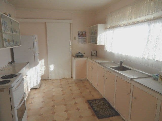 11 Catto Street, CENTENARY HEIGHTS QLD 4350, Centenary Heights - Thumbnail 3