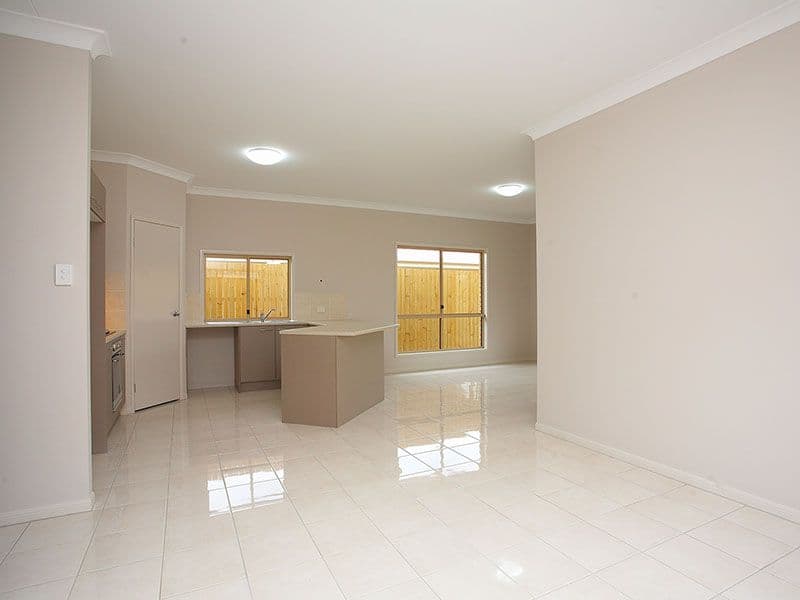 8 Planigale Crescent, North Lakes QLD 4509, North Lakes - Thumbnail 2
