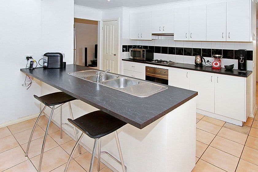 12 Flemington Drive, MILL PARK VIC 3082, Mill Park - Thumbnail 2
