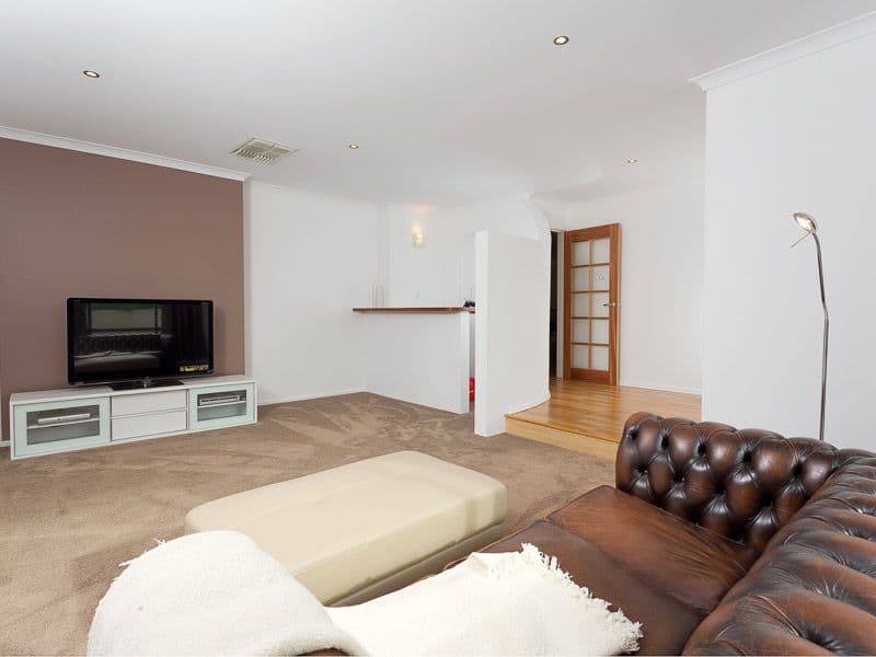 8 Buckingham Crescent, KARDINYA WA 6163, Kardinya - Thumbnail 2