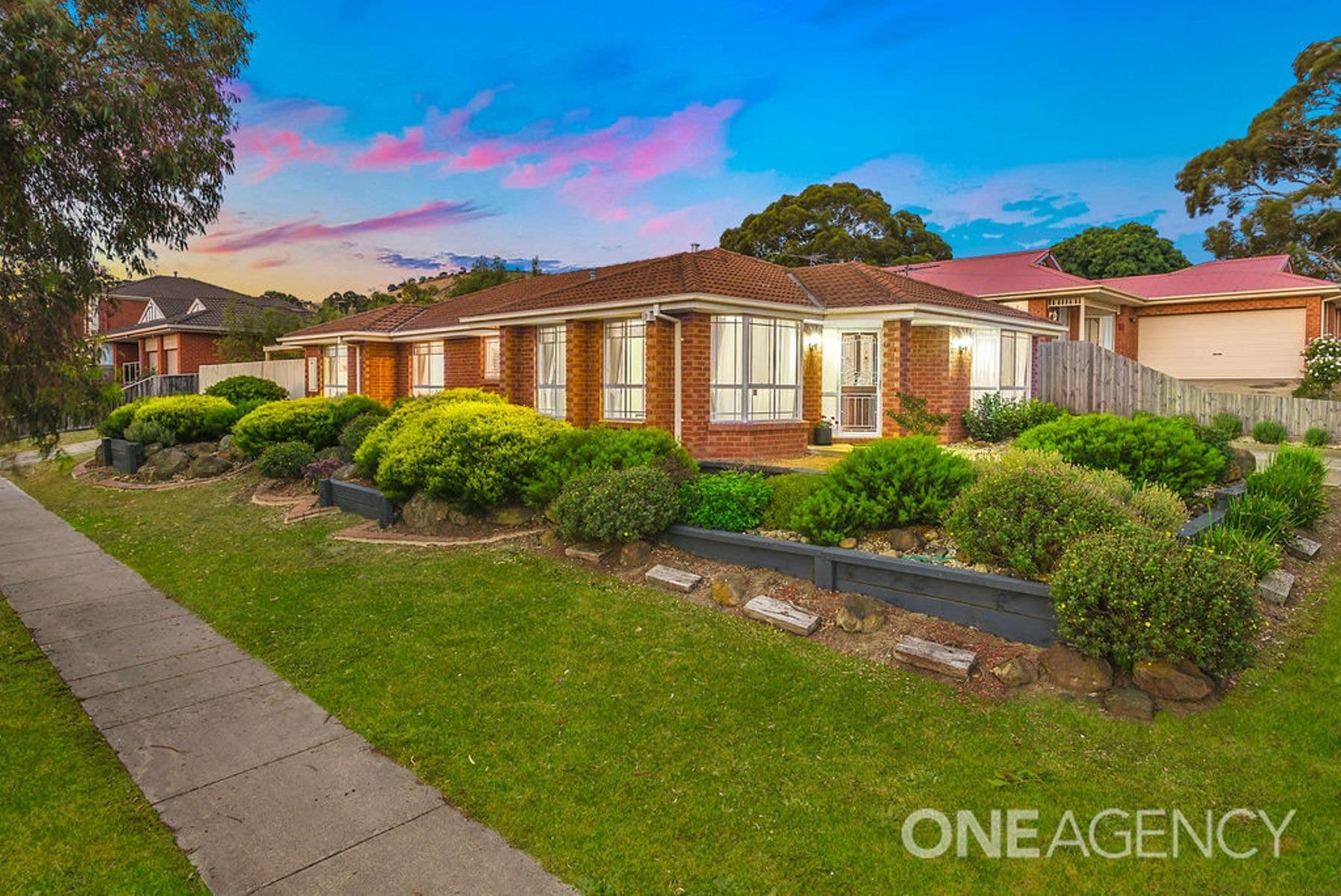 1 Baker Rise, Sunbury, Sunbury - Thumbnail 2
