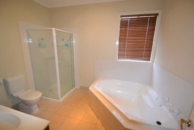 18 Avenel Road, SEYMOUR VIC 3660, Seymour - Thumbnail 6