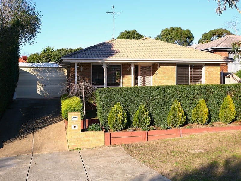 4 Adelong Court, BERWICK VIC 3806, Berwick - Image 1