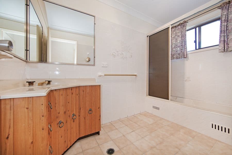 4 Elaine Avenue, Berkeley Vale NSW 2261, Berkeley Vale - Thumbnail 6