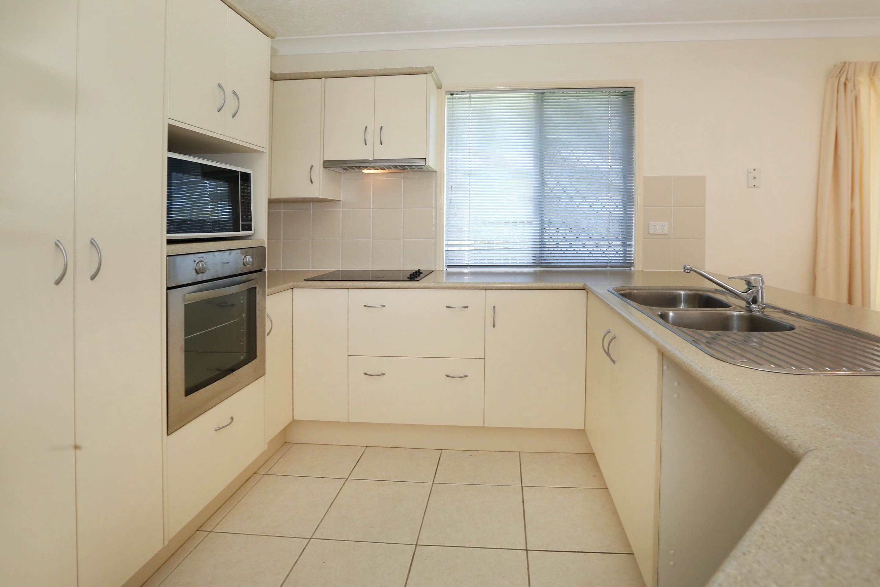 70 Thorn Street, MOUNT LOUISA QLD 4814, Mount Louisa - Thumbnail 4