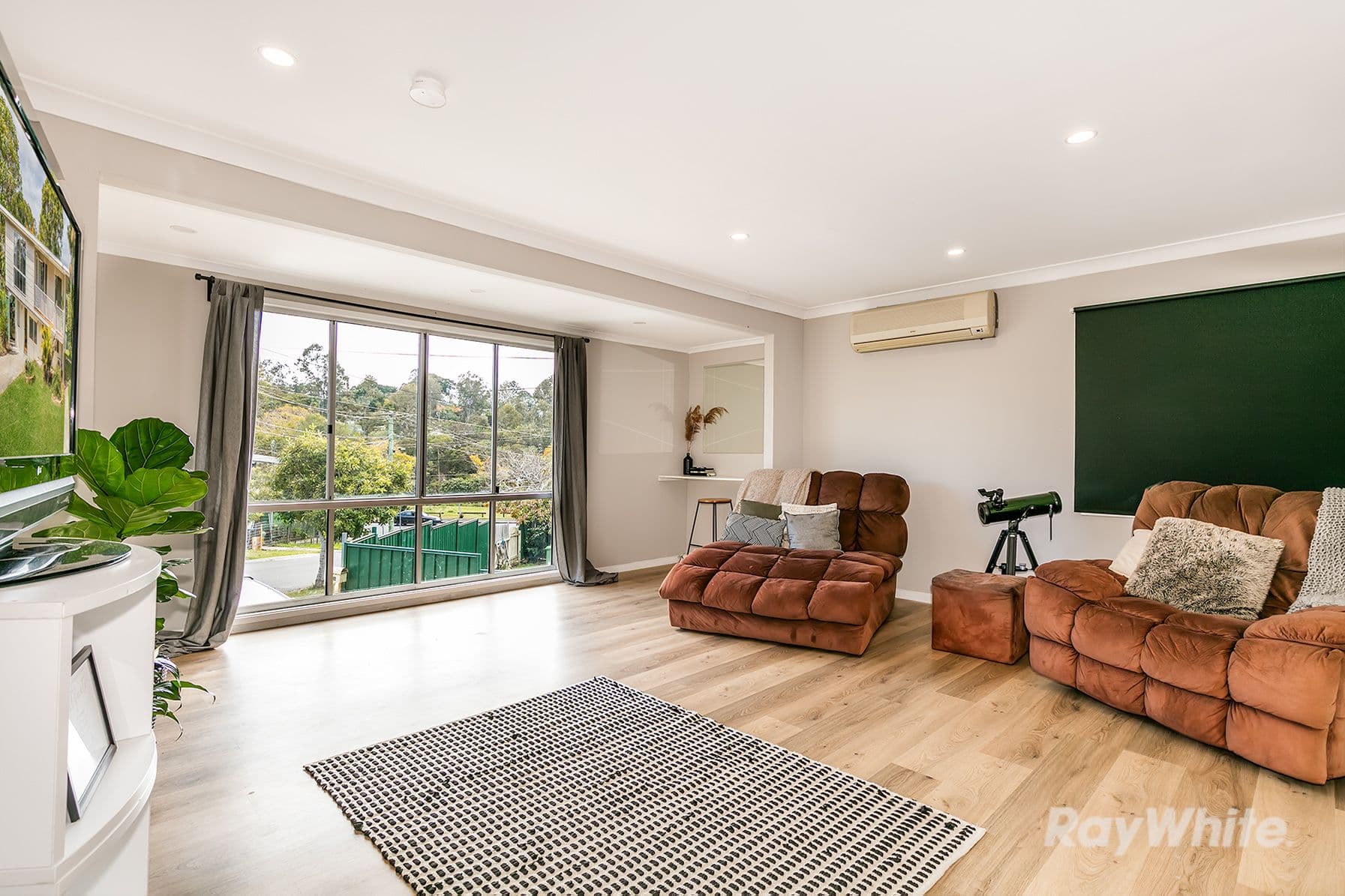 6 Poinciana Street, Kingston QLD 4114, Kingston - Thumbnail 2