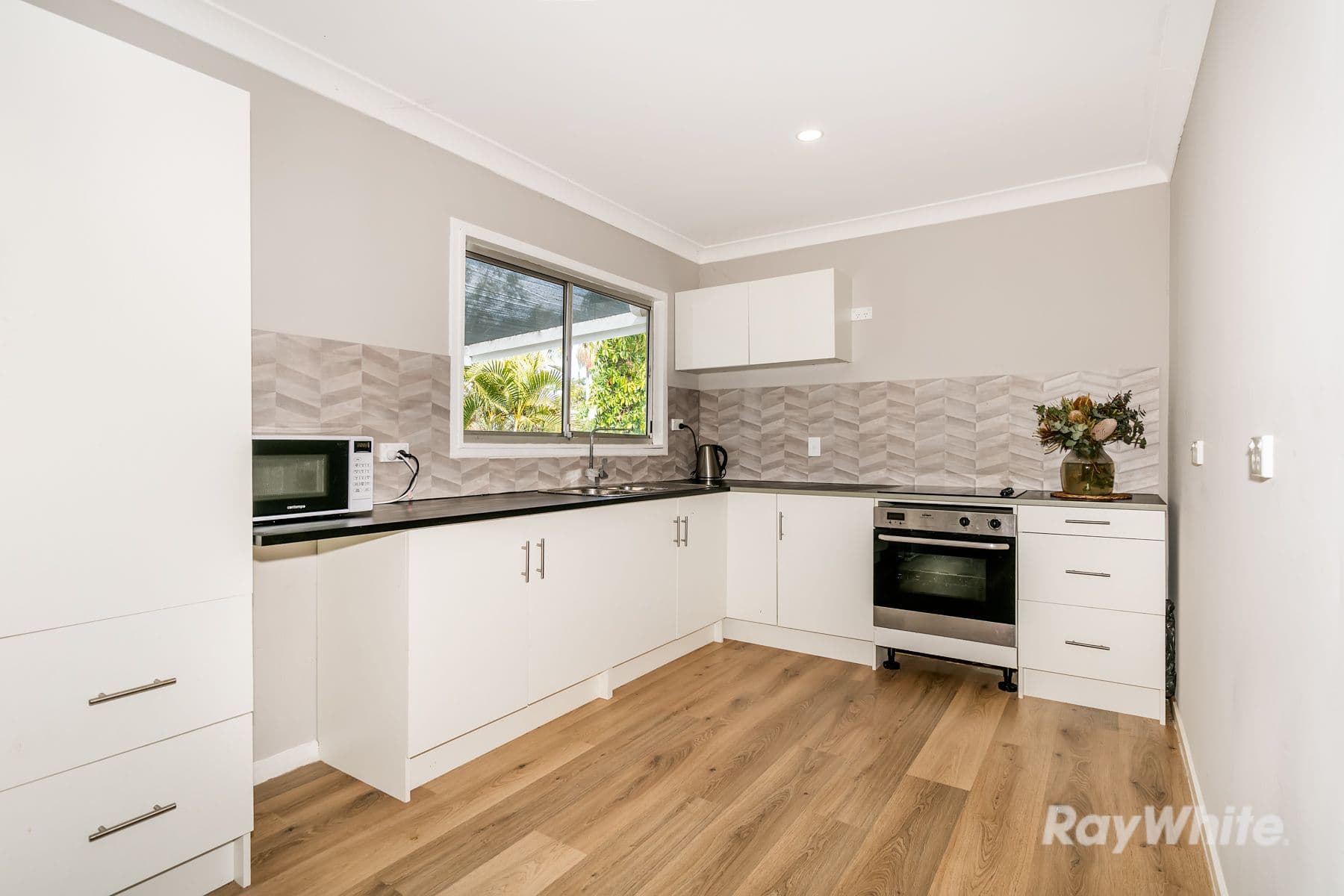 6 Poinciana Street, Kingston QLD 4114, Kingston - Thumbnail 3