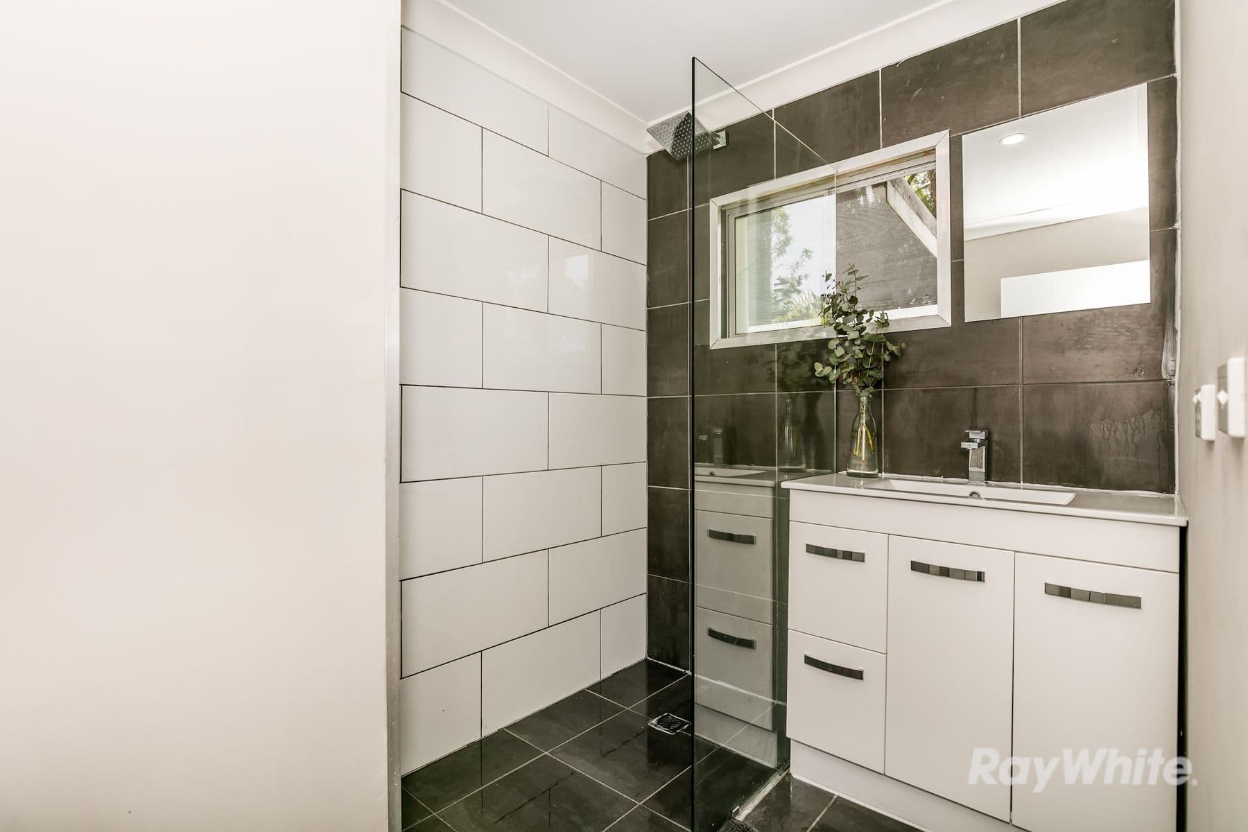 6 Poinciana Street, Kingston QLD 4114, Kingston - Thumbnail 4