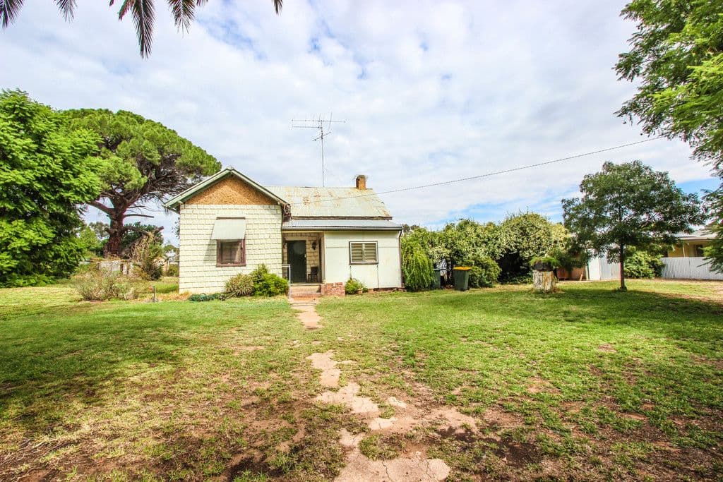 174 Larmer Street, Narrandera - Image 1