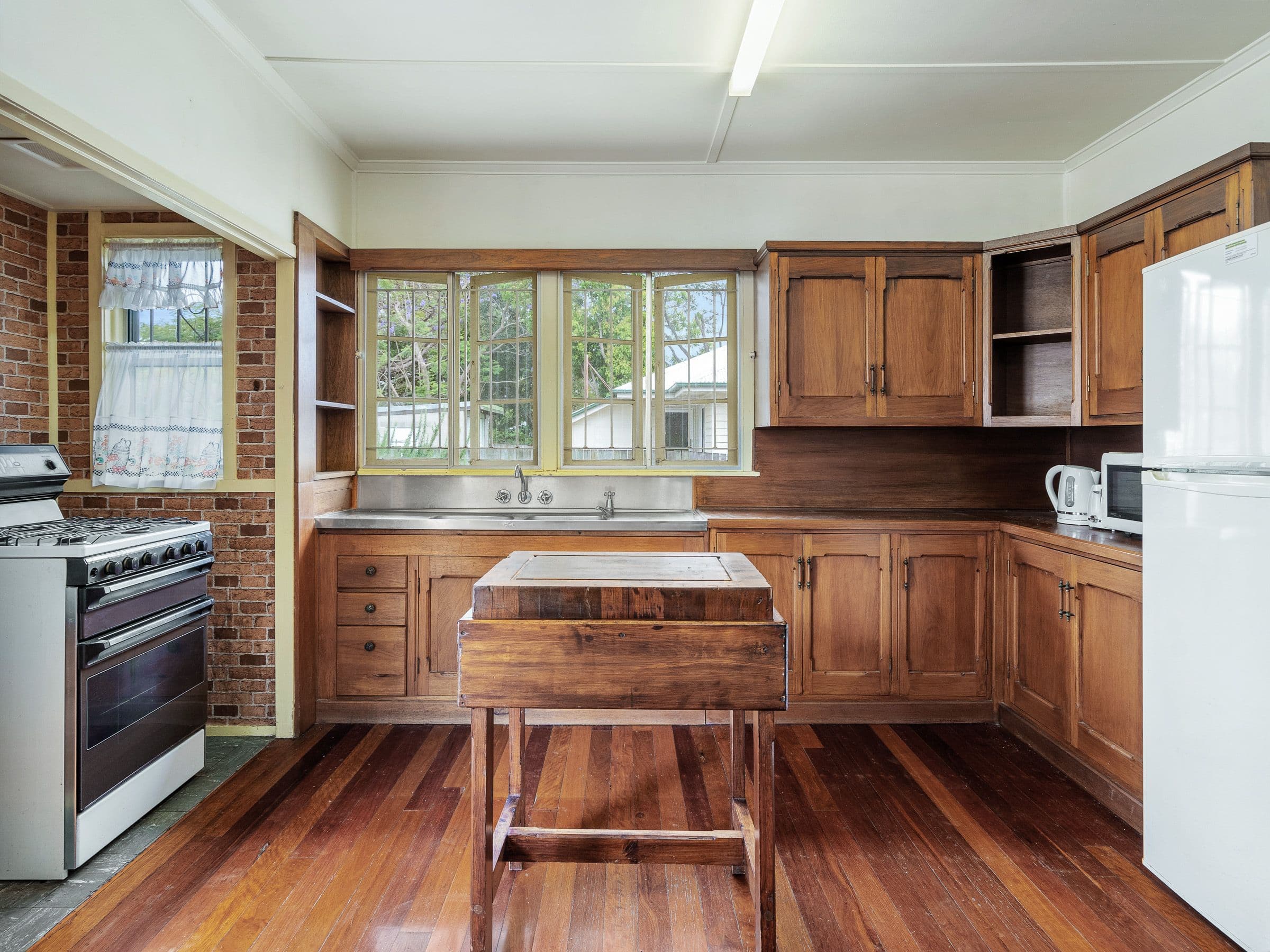 84 Layard Street, Holland Park QLD 4121, Holland Park - Thumbnail 2