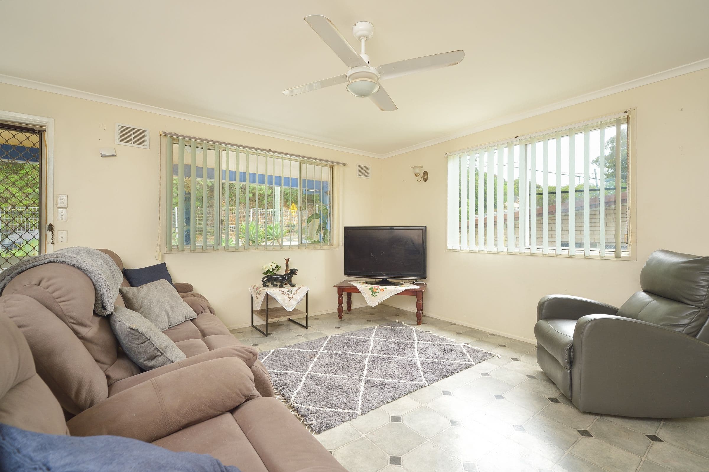 19 Hunter Street, West Gladstone QLD 4680, West Gladstone - Thumbnail 2