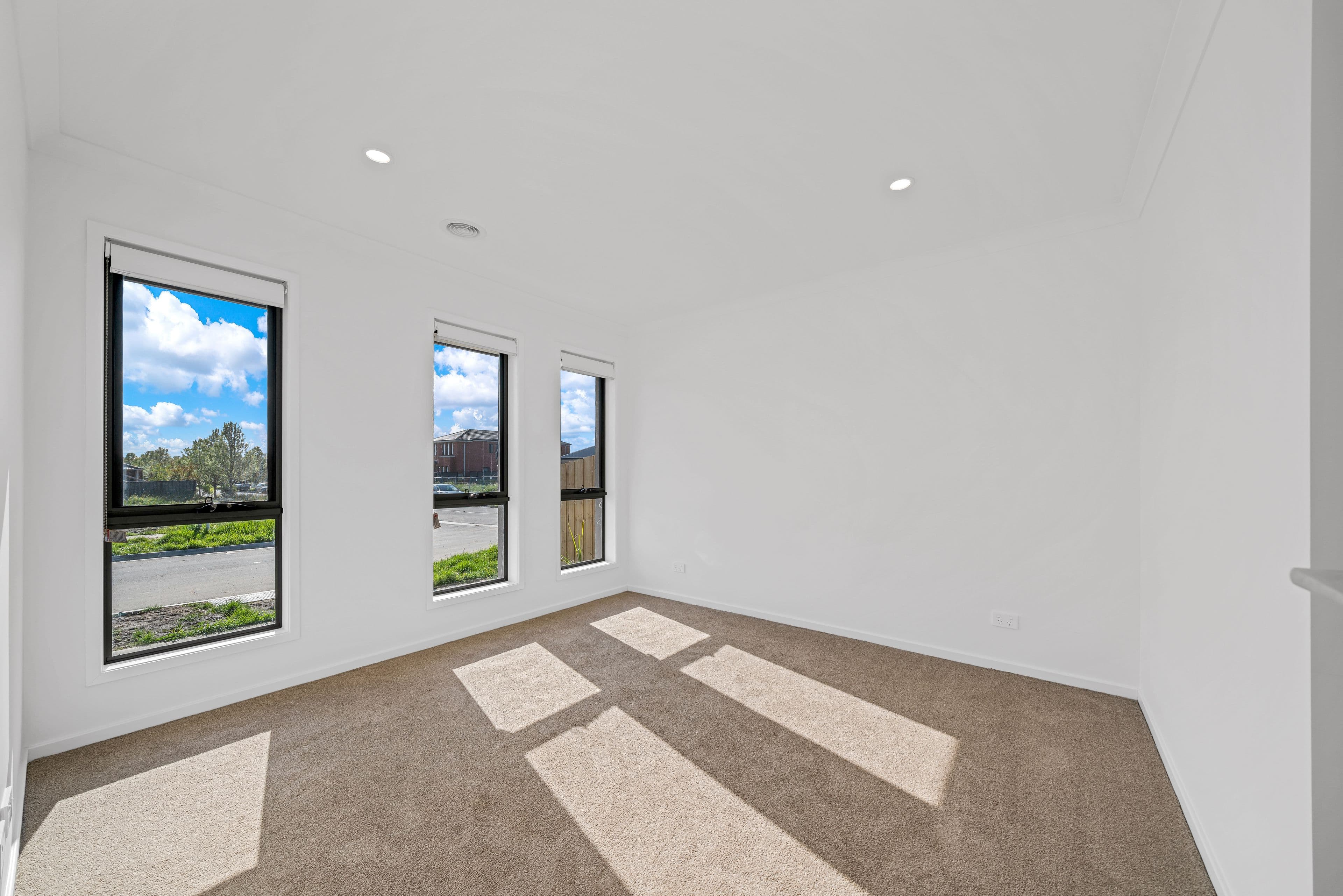 18 Merlot Way, Clyde North VIC 3978, Clyde North - Thumbnail 2