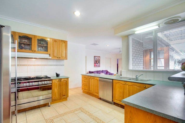 6 Debbie Court, DINGLEY VILLAGE VIC 3172, Dingley Village - Thumbnail 4