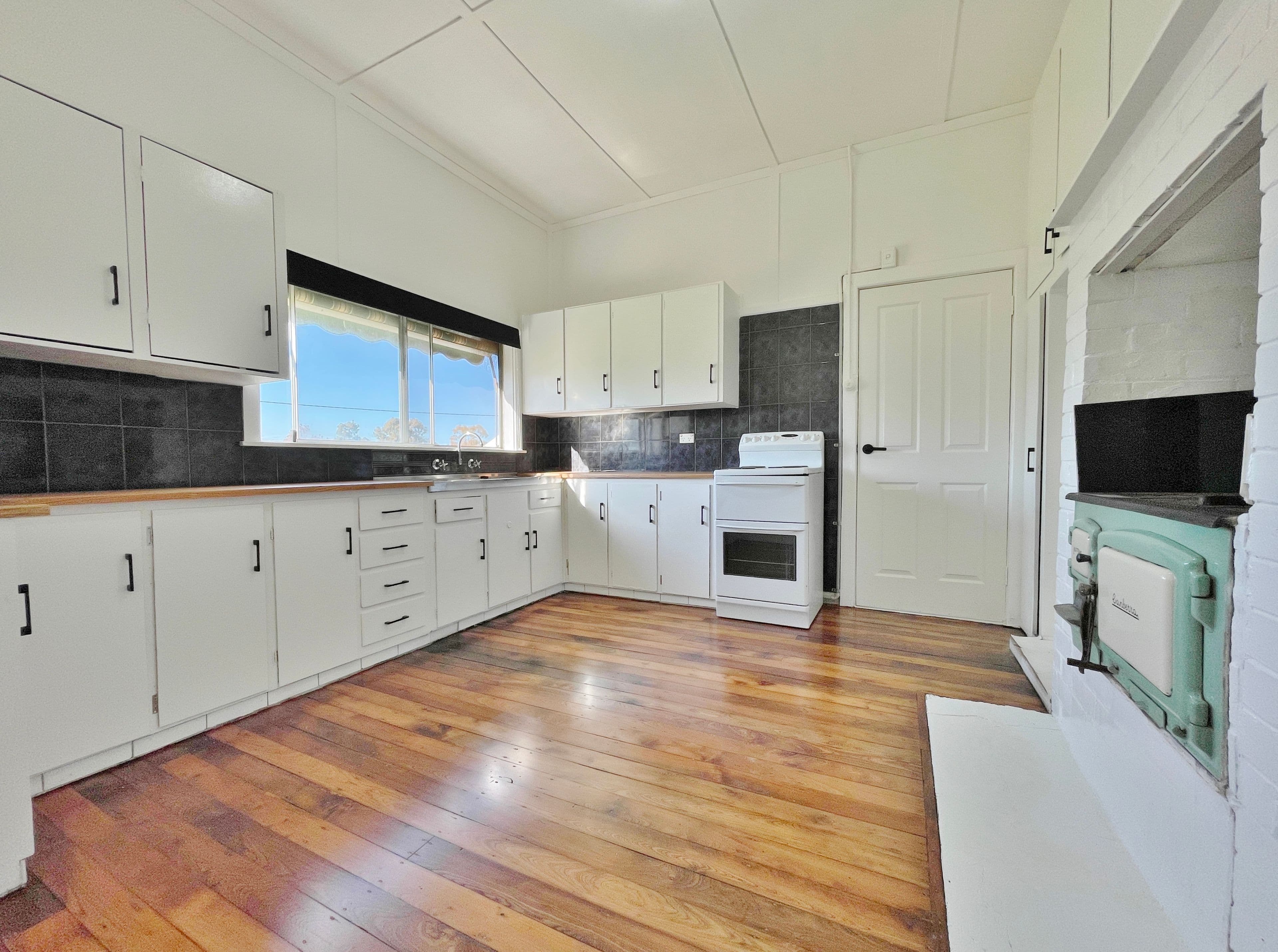 76 Brock Street, Young NSW 2594, Young - Thumbnail 3