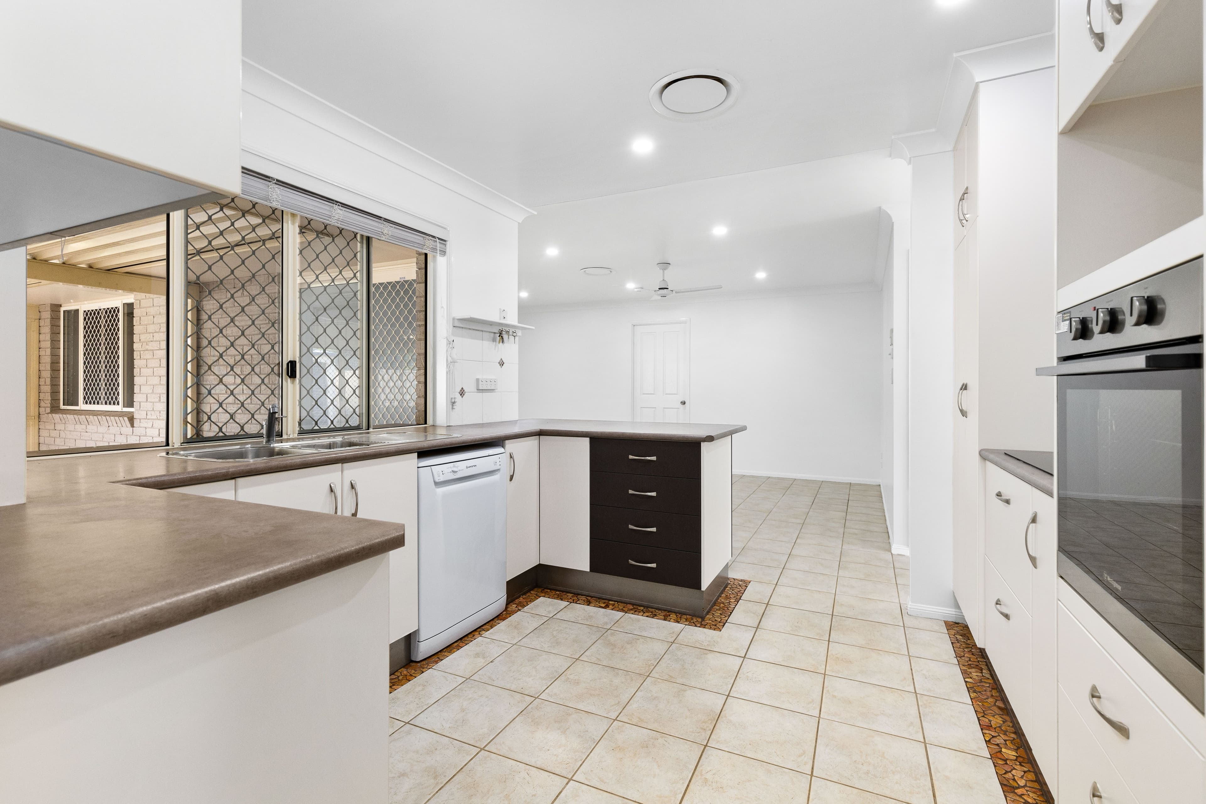 75 Crinum Crescent, Emerald QLD 4720, Emerald - Thumbnail 8
