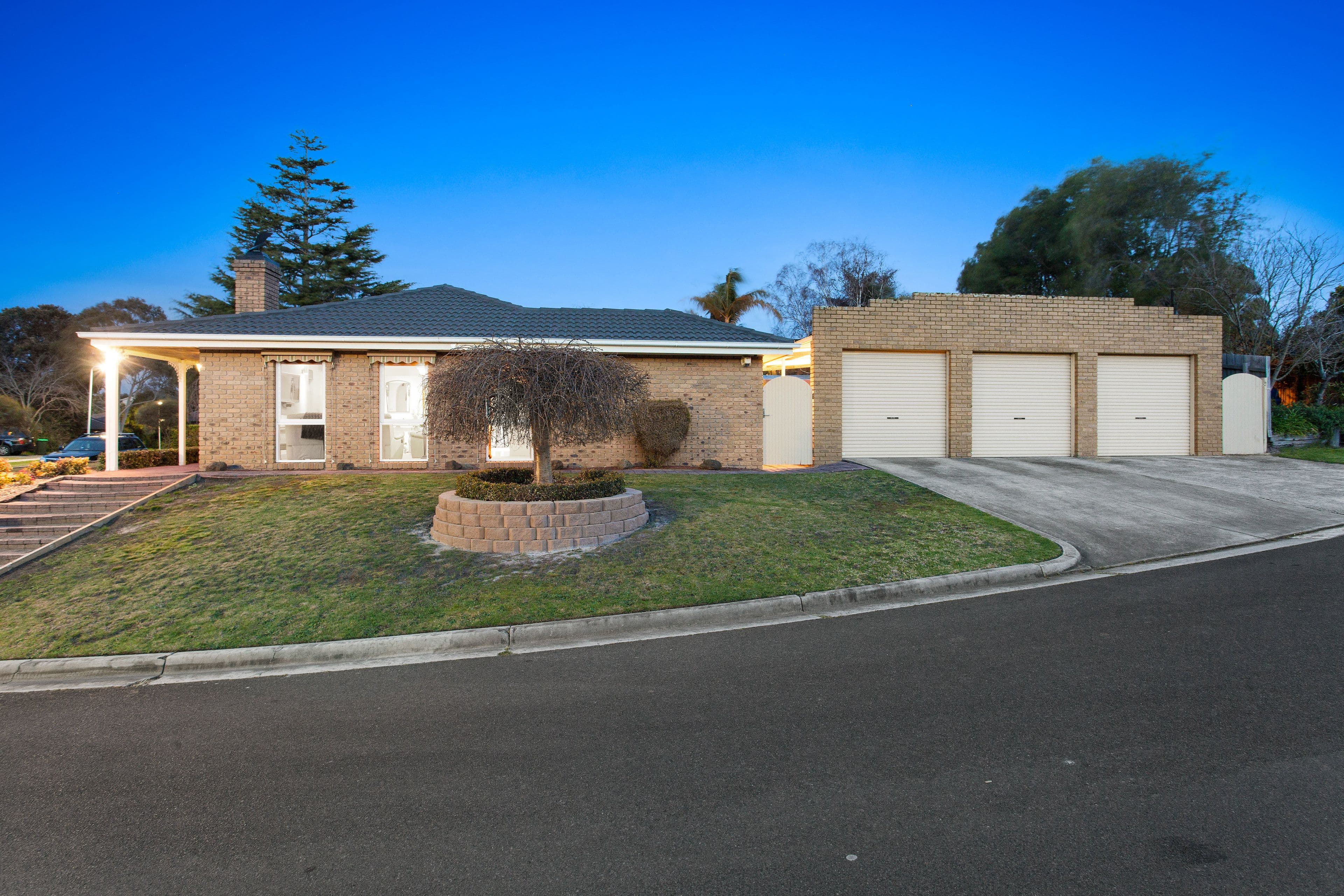 1 Dorchester Court, Frankston VIC 3199, Frankston - Thumbnail 2