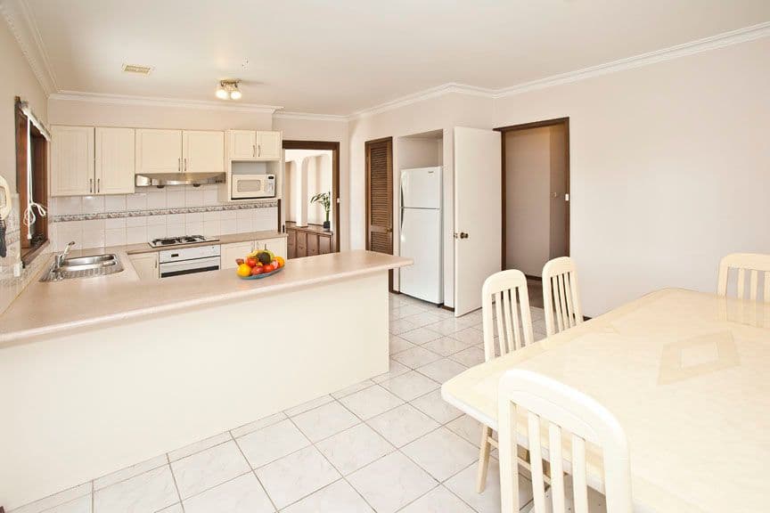 11 Amber Grove, MOUNT WAVERLEY VIC 3149, Mount Waverley - Thumbnail 2