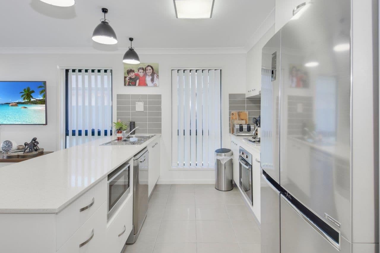 7 Leeside Place, Hope Island QLD 4212, Hope Island - Thumbnail 2