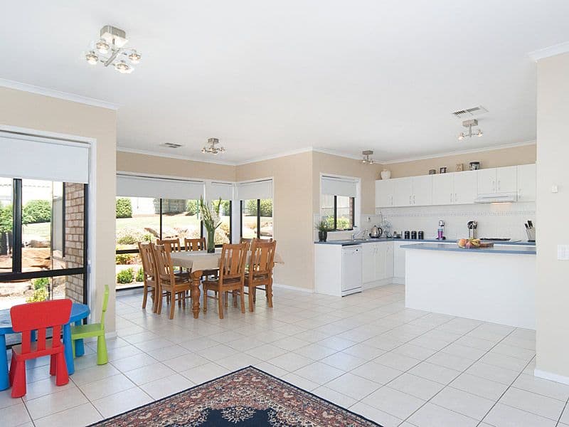 4 Silverwood Drive, MOUNT BARKER SA 5251, Mount Barker - Thumbnail 2