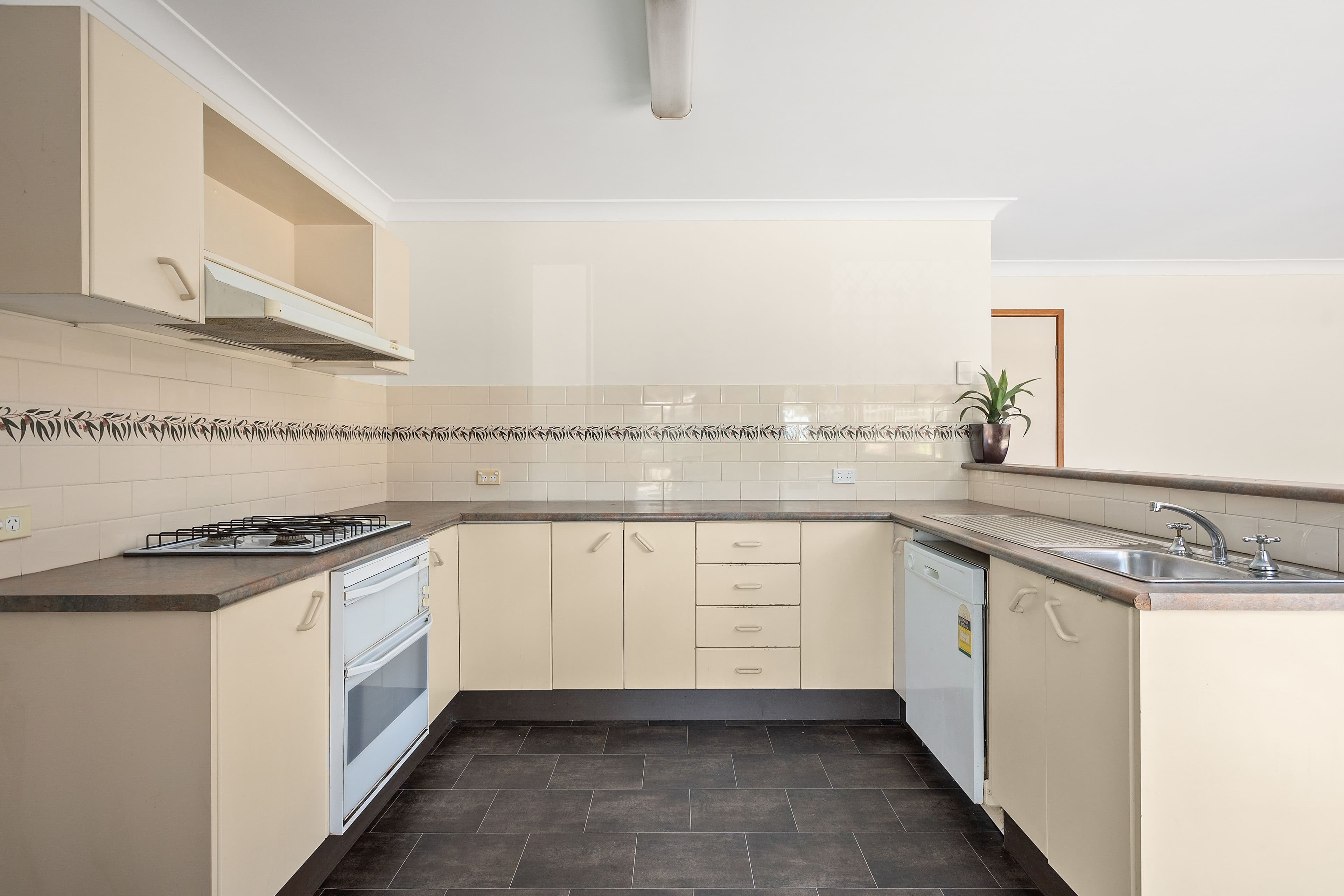 201 Gladstone Avenue, Mount Saint Thomas NSW 2500, Spring Hill - Thumbnail 3
