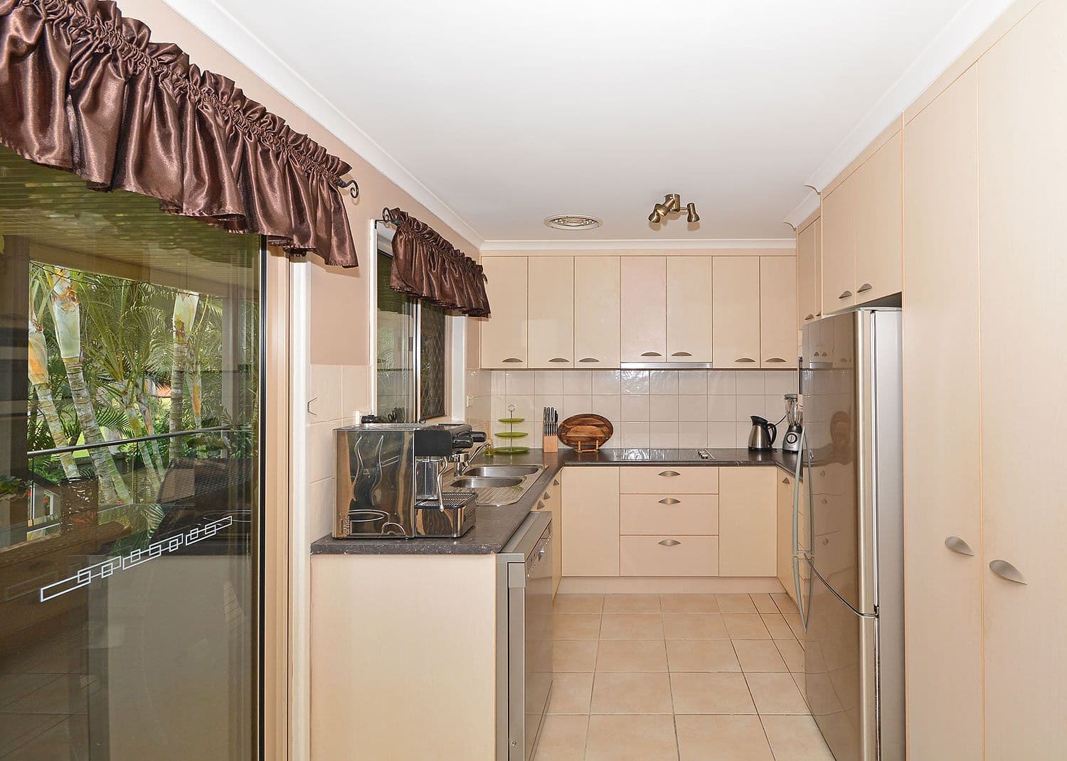 15 Hayworth Street, Point Vernon QLD 4655, Point Vernon - Thumbnail 5
