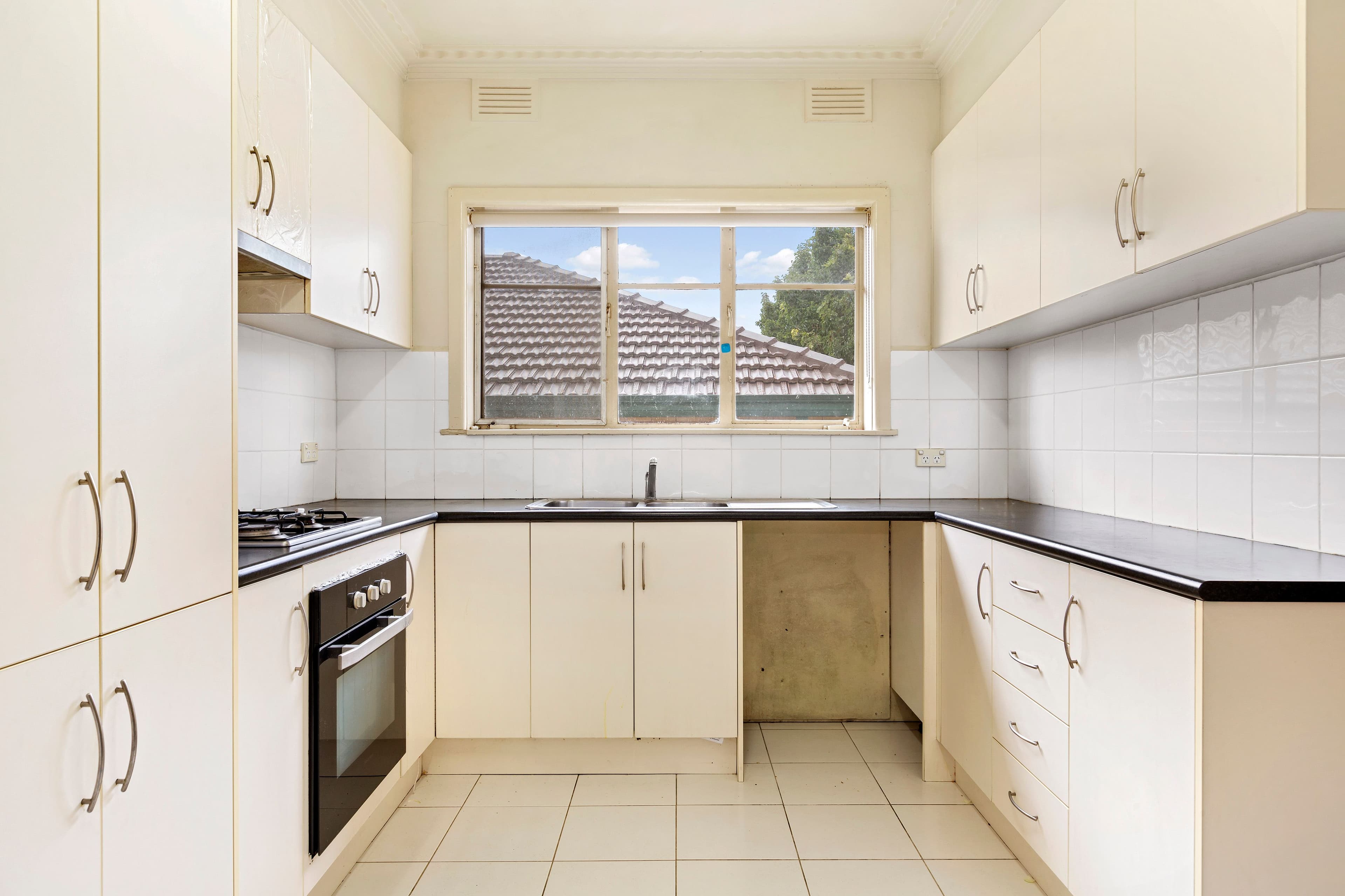 4 Aikman Crescent, Chadstone VIC 3148, Chadstone - Thumbnail 2