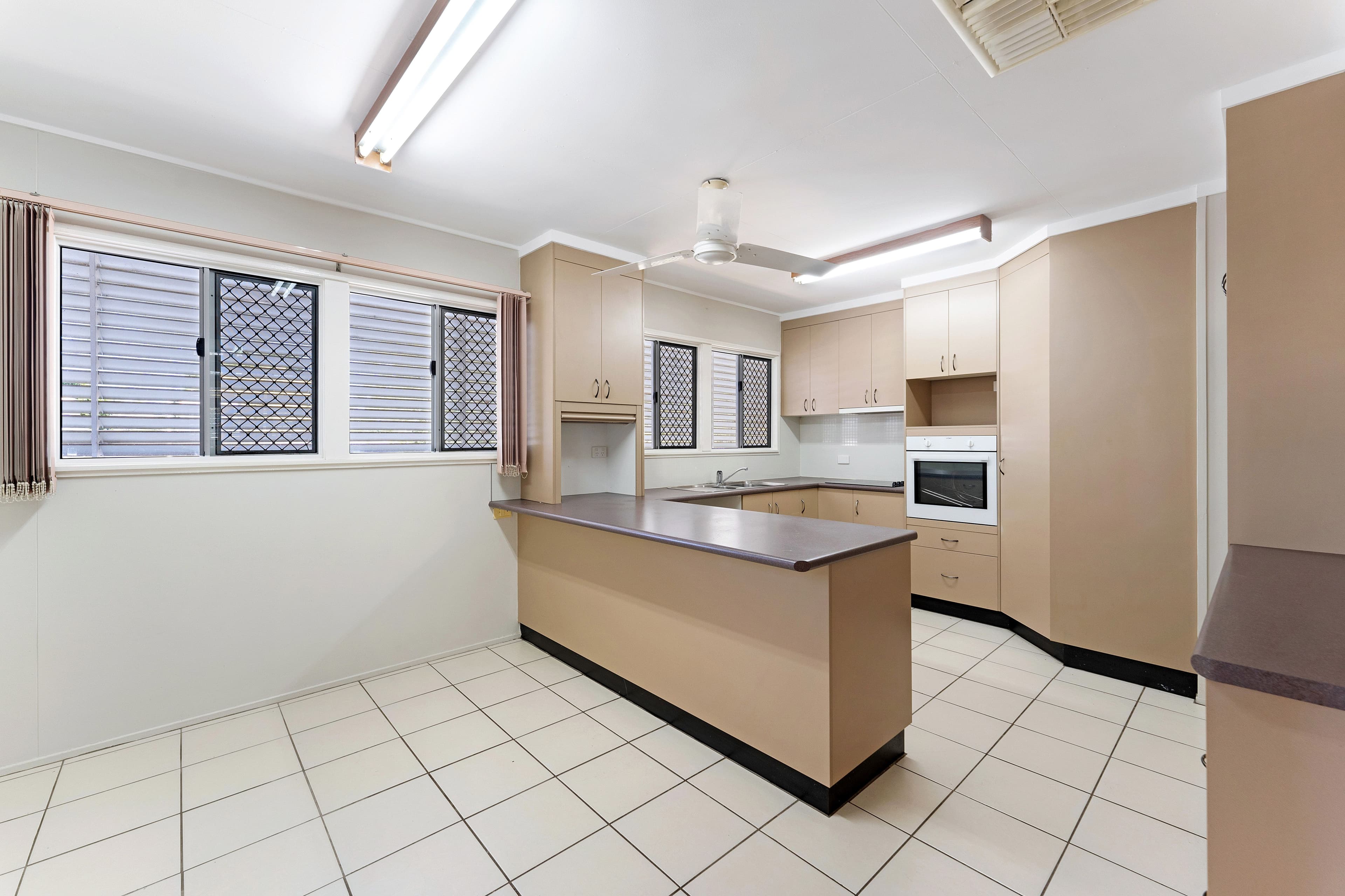 93 Anakie Street, Emerald QLD 4720, Emerald - Thumbnail 3