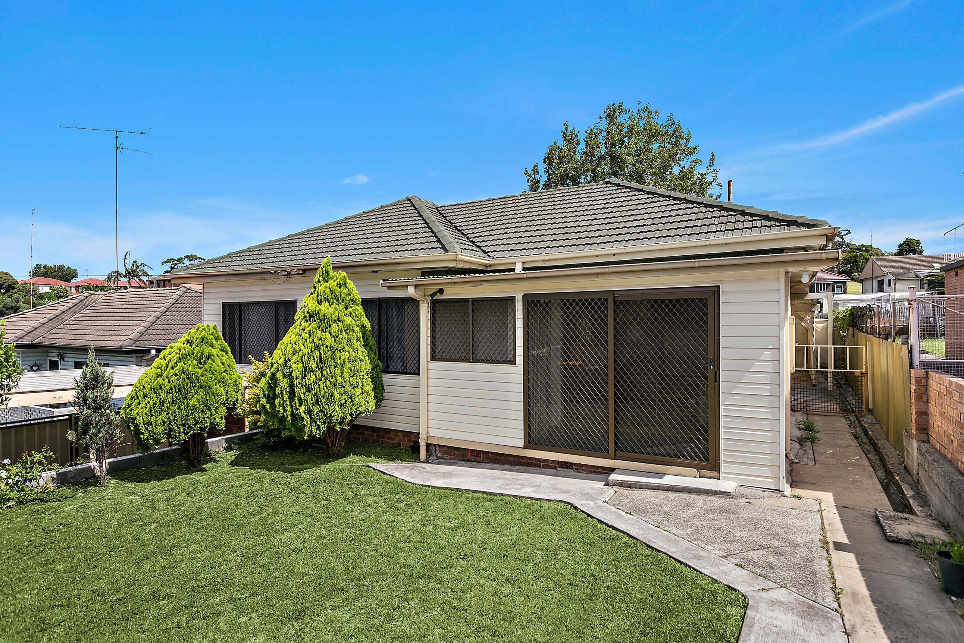 8 Denise Street, Lake Heights - Thumbnail 2