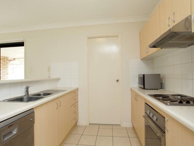 24 Golden Crest Place, BELLBOWRIE QLD 4070, Bellbowrie - Thumbnail 4