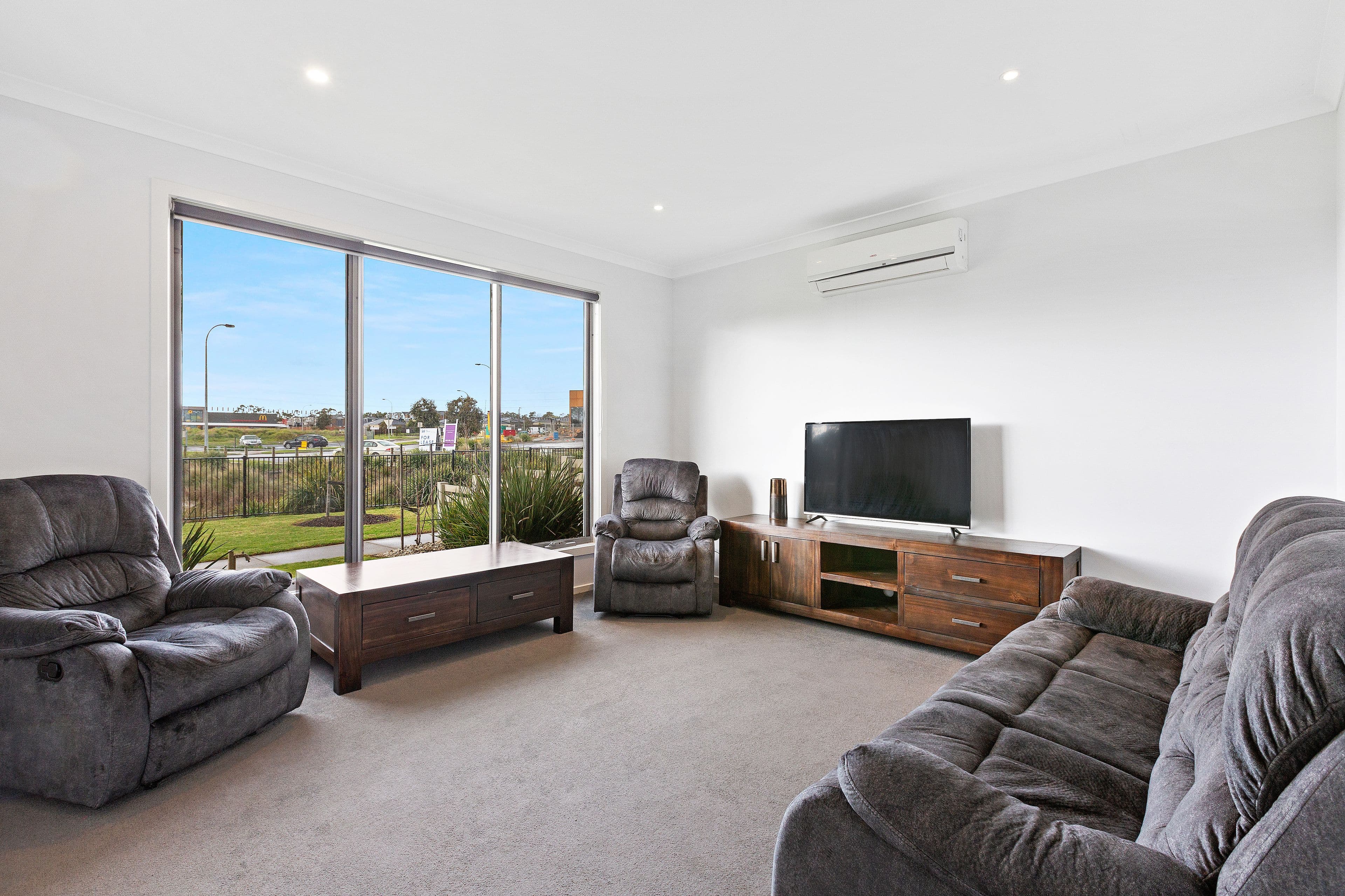 7 Ronneback Walk, Cranbourne VIC 3977, Cranbourne - Thumbnail 2