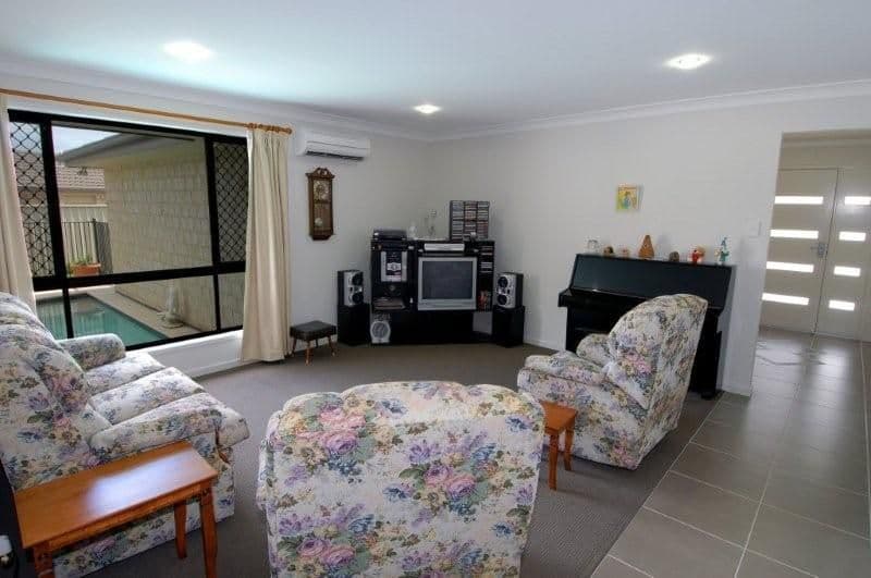 8 Hillview Crescent, LITTLE MOUNTAIN QLD 4551, Little Mountain - Thumbnail 3