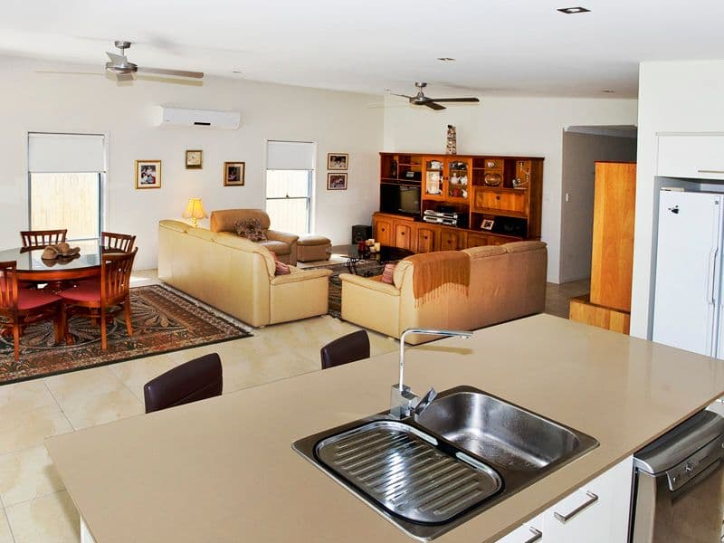 102 Eversleigh Road, SCARBOROUGH QLD 4020, Scarborough - Thumbnail 6