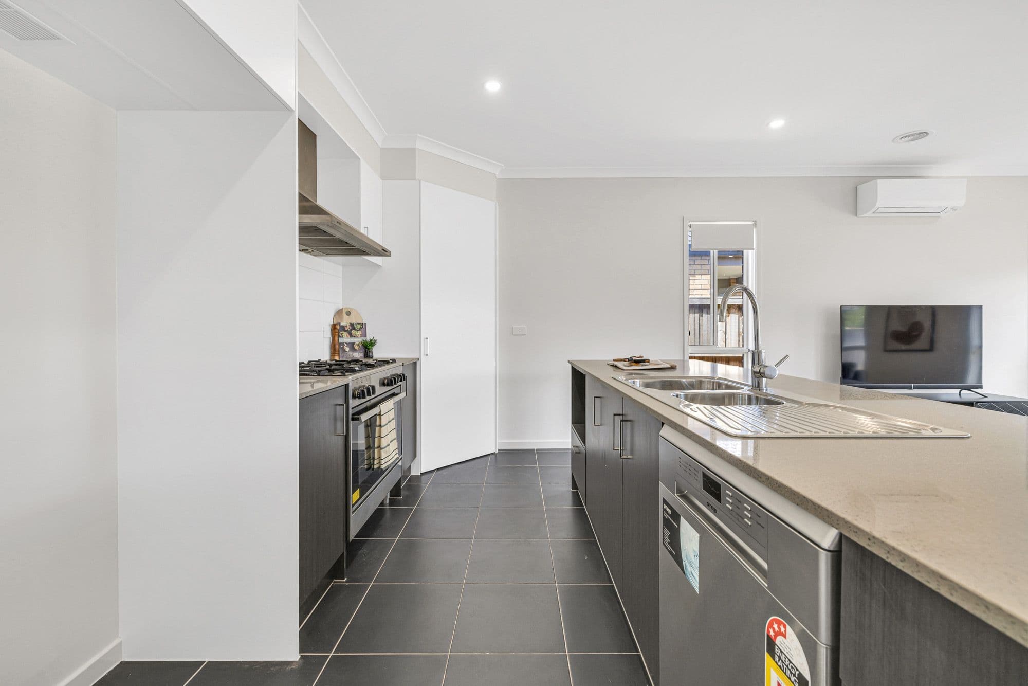 34 Dajarra Avenue, Wyndham Vale VIC 3024, Wyndham Vale - Thumbnail 2