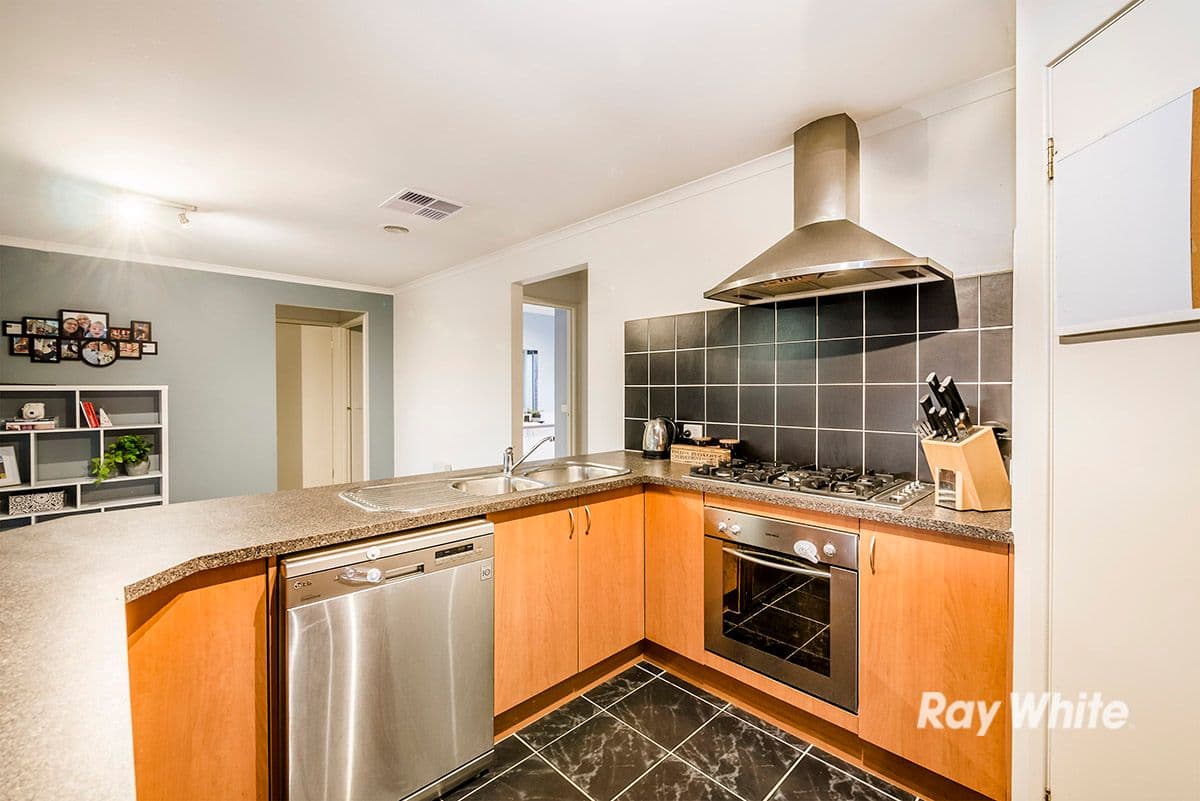 8 Greenbriar Way, Cranbourne West VIC 3977, Cranbourne West - Thumbnail 2