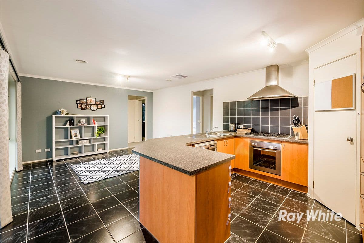 8 Greenbriar Way, Cranbourne West VIC 3977, Cranbourne West - Thumbnail 3