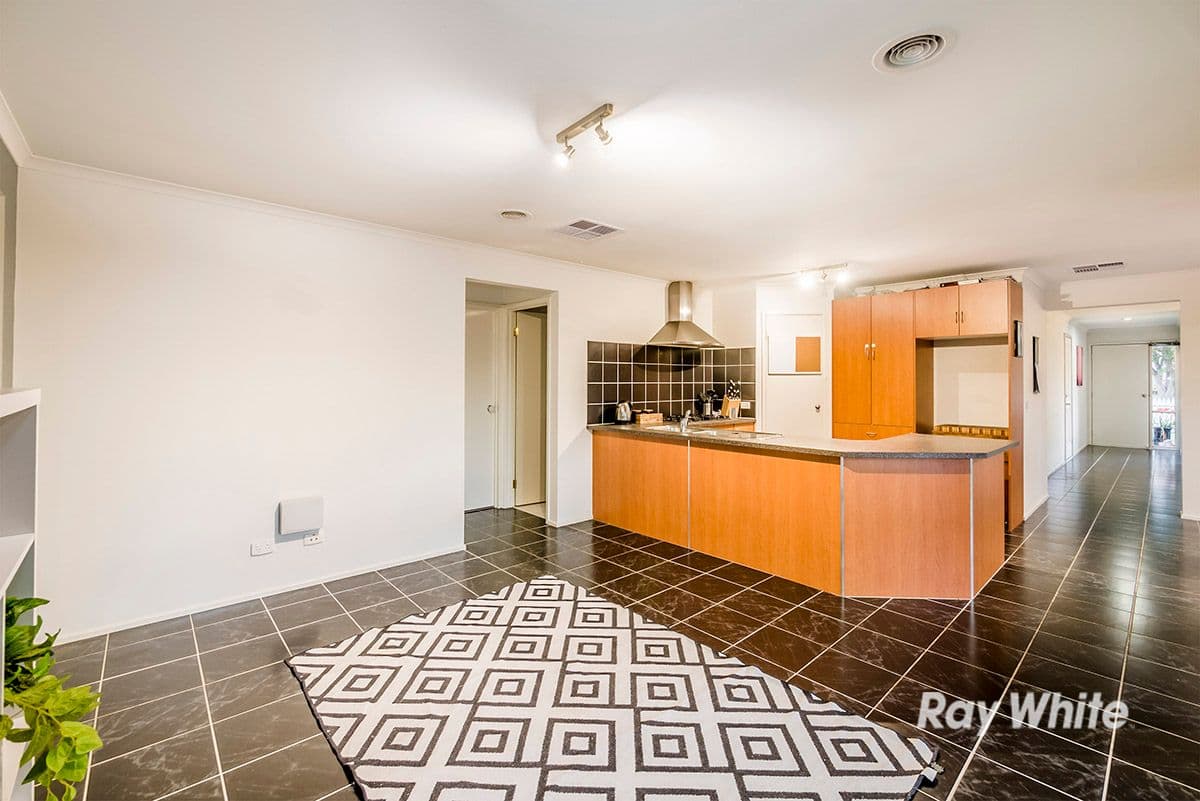 8 Greenbriar Way, Cranbourne West VIC 3977, Cranbourne West - Thumbnail 4