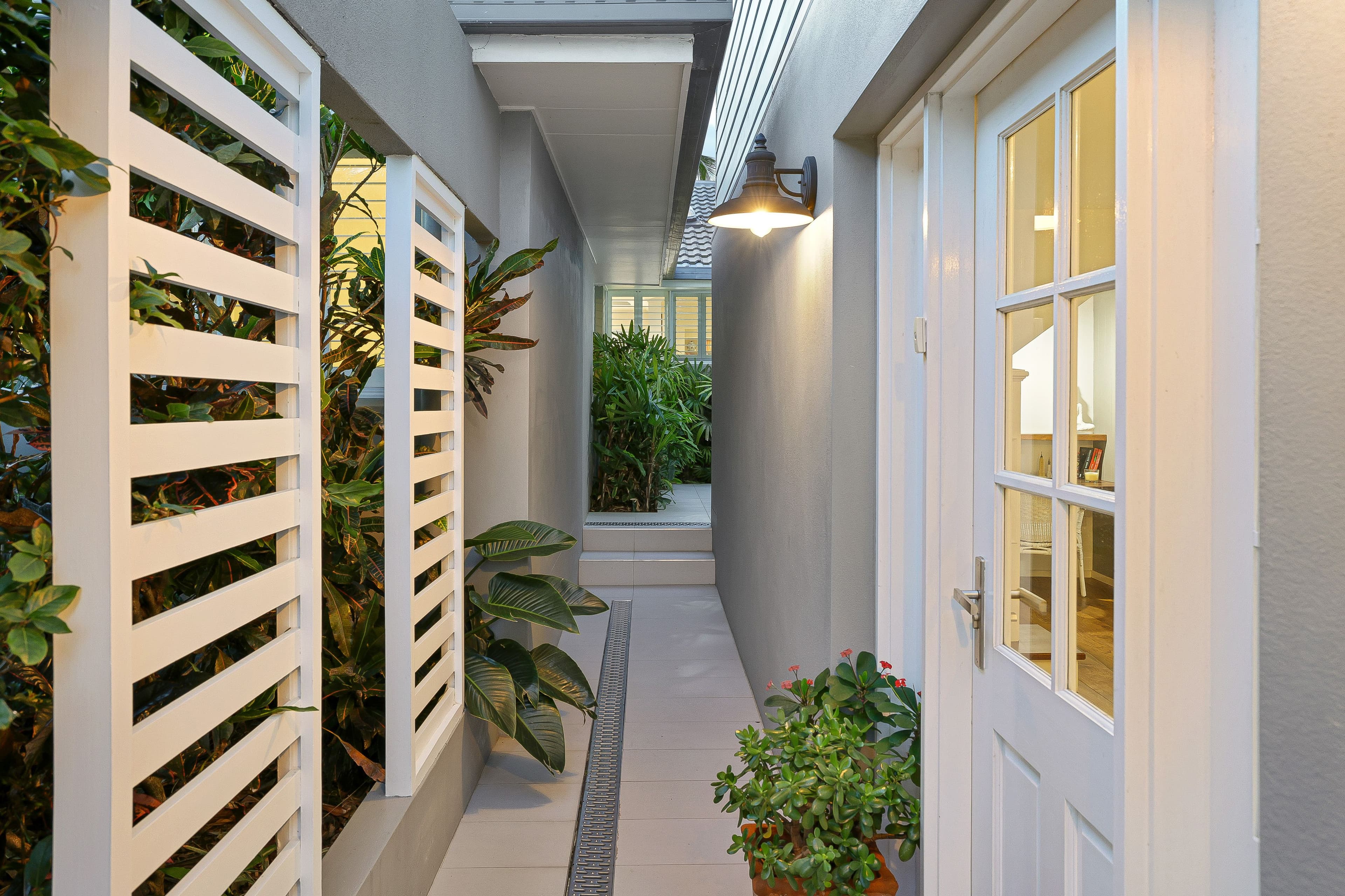 18 Weatherly Avenue, Mermaid Waters QLD 4218, Mermaid Waters - Thumbnail 5