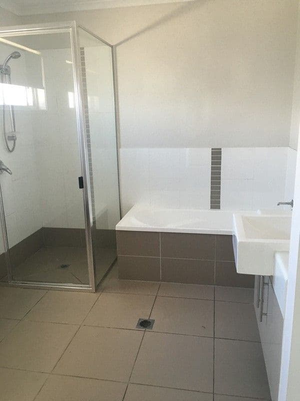 2, 15-17 Roberts St "Willow Rise", Emerald QLD 4720, Emerald - Thumbnail 3