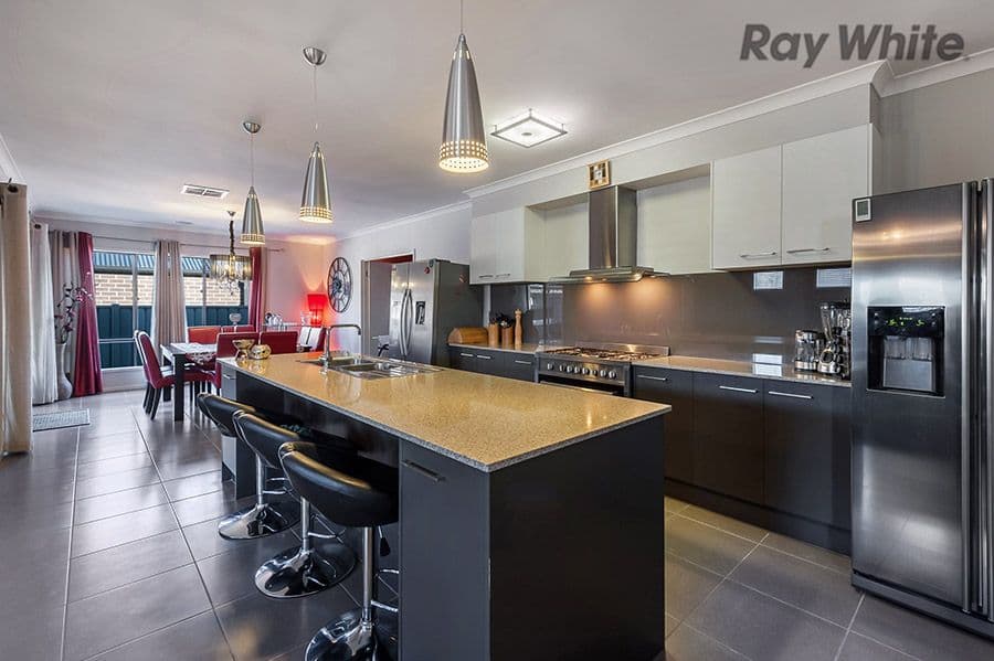 2 Condamine Terrace, Caroline Springs VIC 3023, Caroline Springs - Thumbnail 2