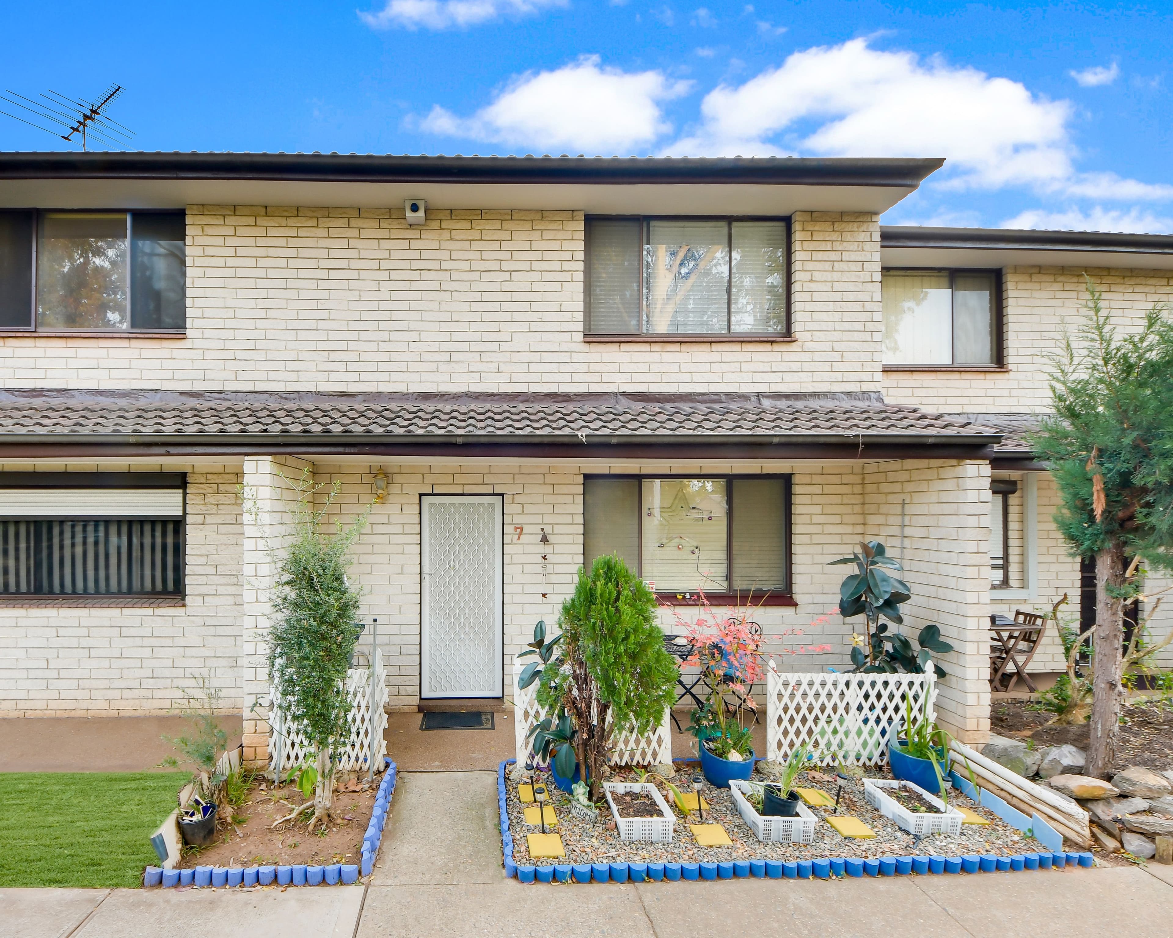 9 Surrey Street, Minto - Image 1