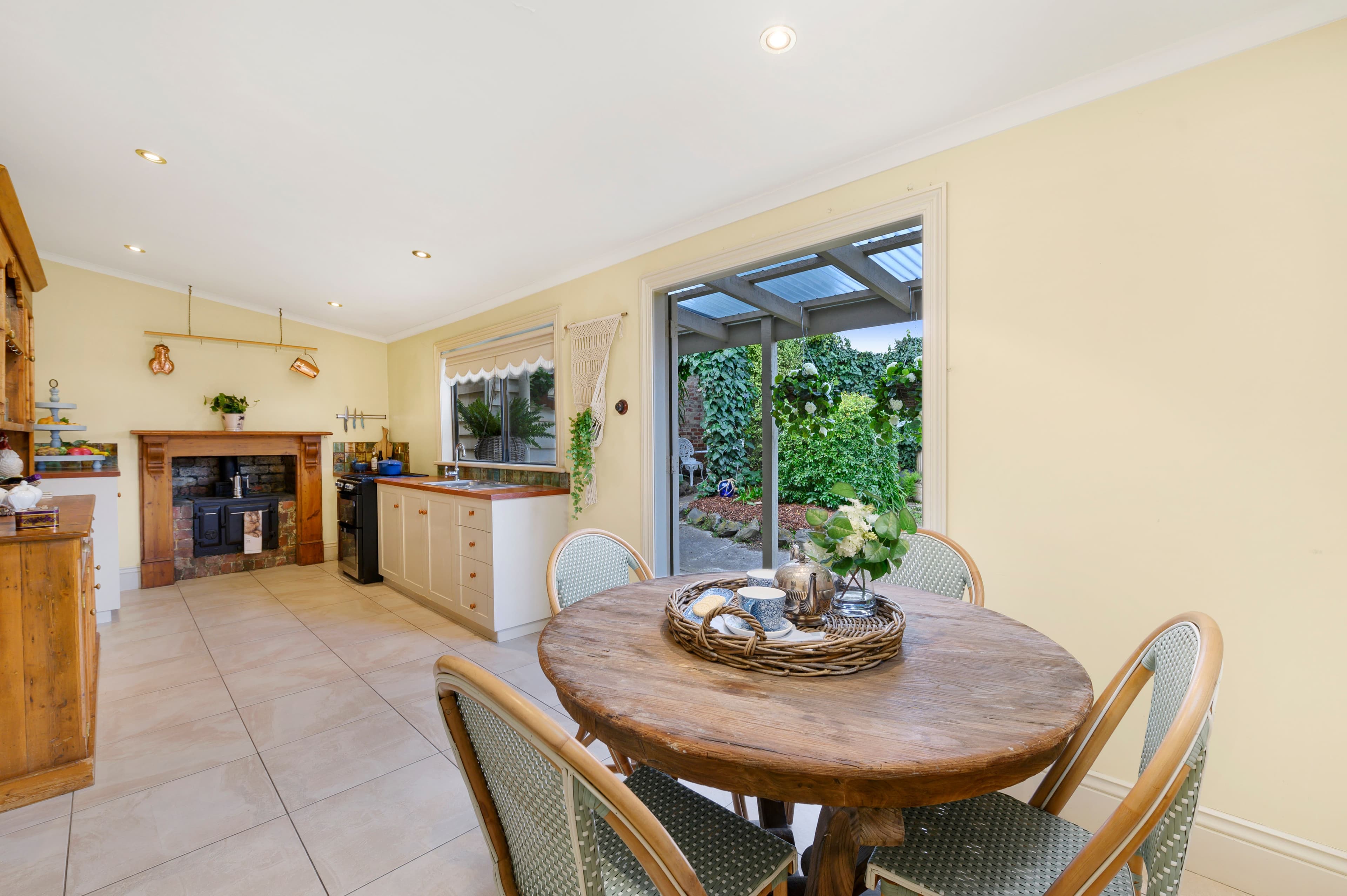 4 Doveton Crescent, Soldiers Hill VIC 3350, Soldiers Hill - Thumbnail 3
