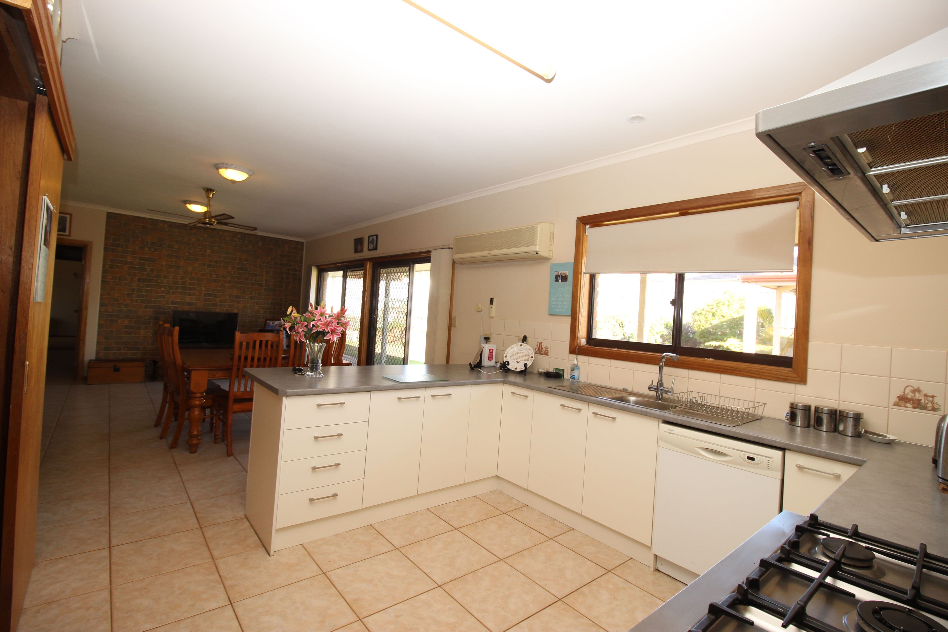 8 Edwards Crescent, Waikerie SA 5330, Waikerie - Thumbnail 2
