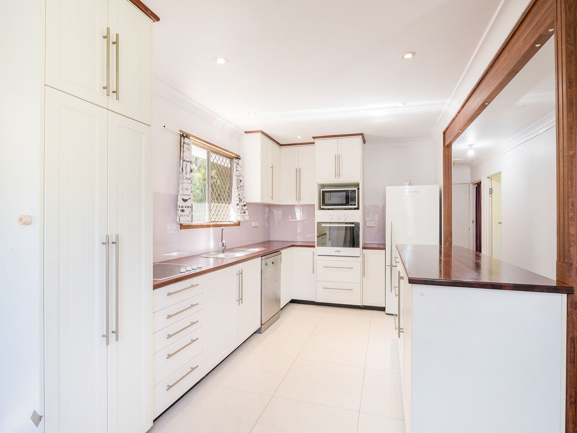 16 Carloch Street, Holland Park West QLD 4121, Holland Park West - Thumbnail 2