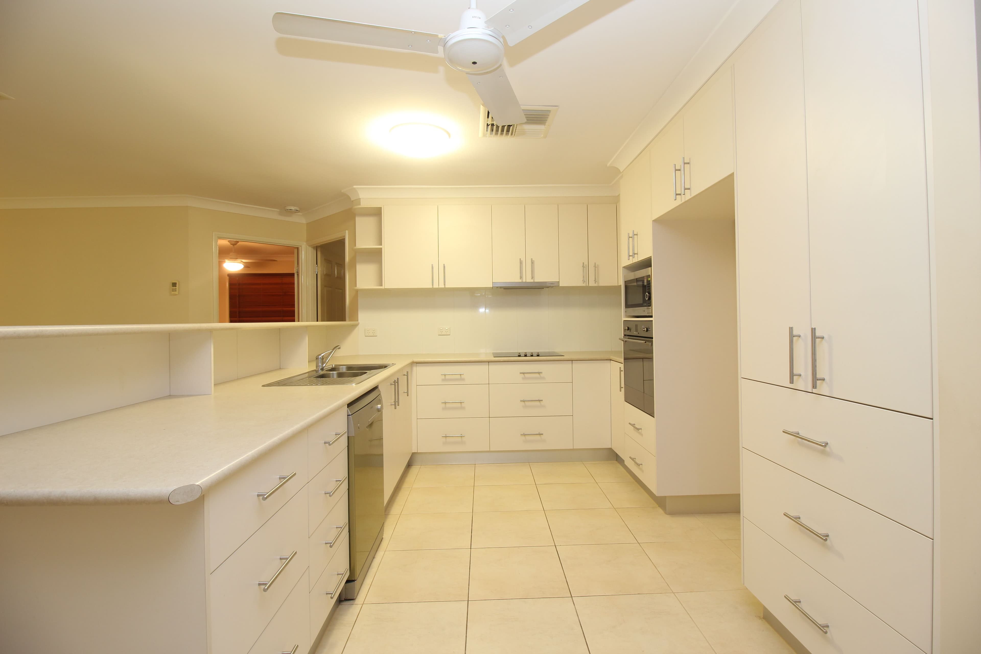 10 Crinum Crescent, Emerald QLD 4720, Emerald - Thumbnail 4
