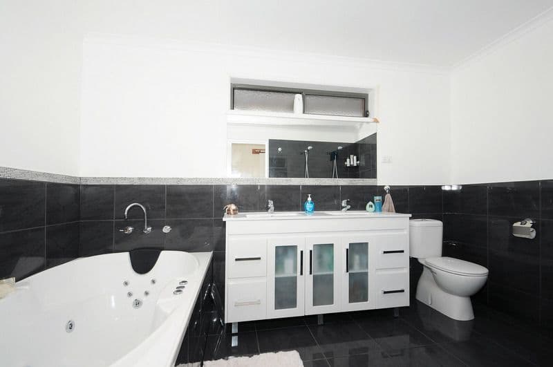18 Conferta Court, CRANBOURNE WEST VIC 3977, Cranbourne West - Thumbnail 3