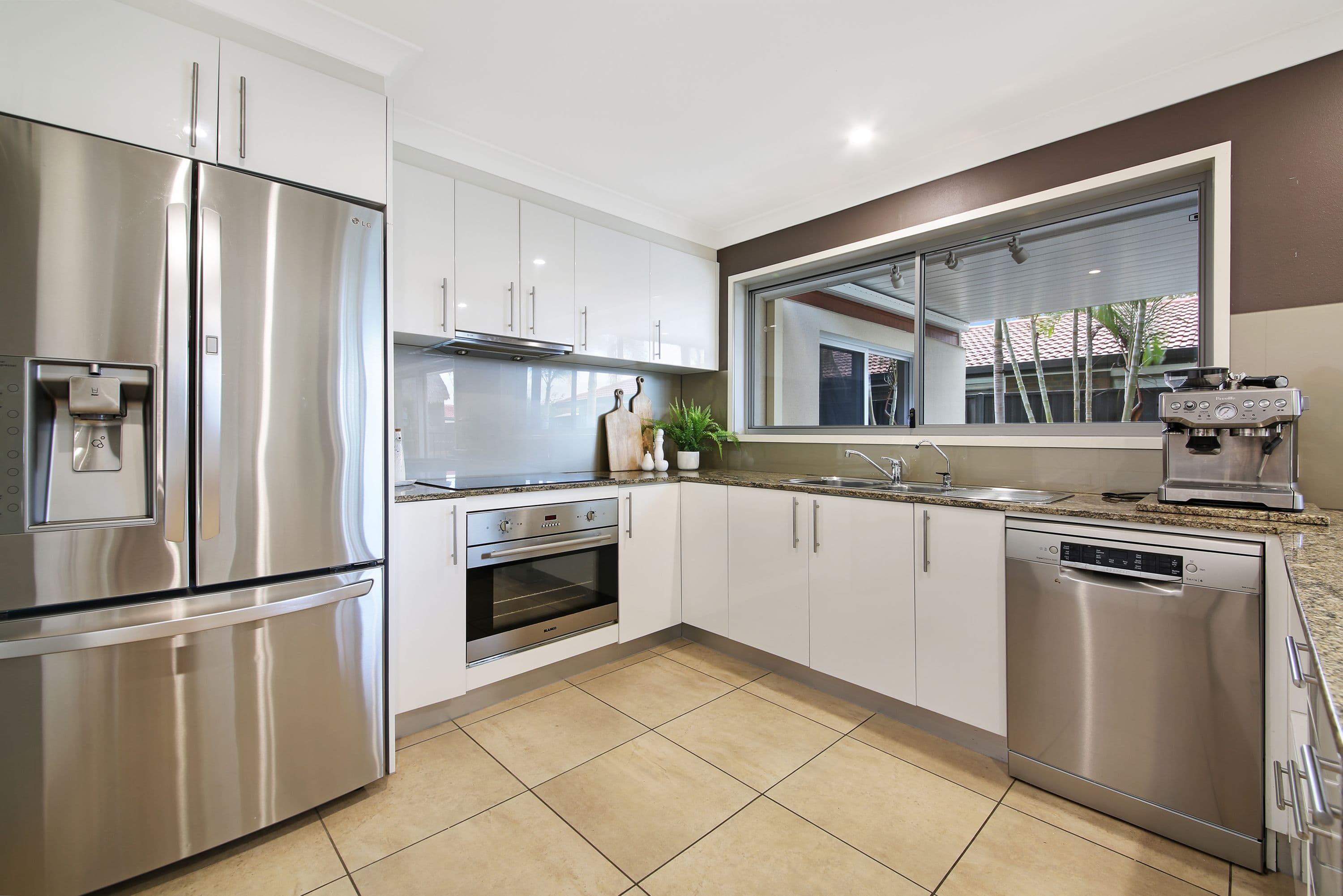 22 McIlwraith Avenue, Sorrento QLD 4217, Sorrento - Thumbnail 8