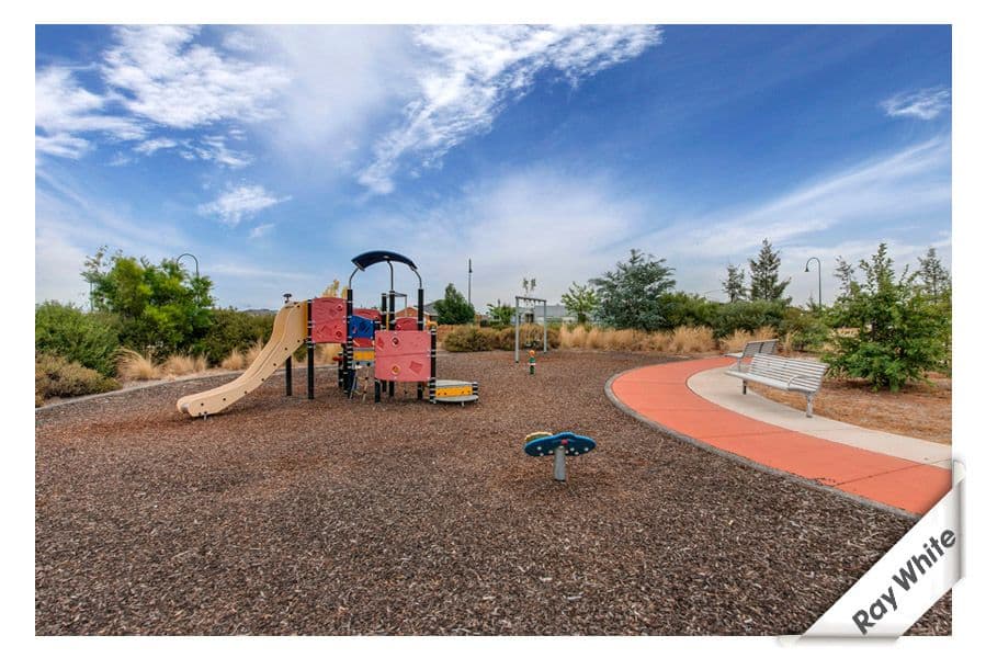 8 Jean Macnamara Street, MACGREGOR ACT 2615, Macgregor - Thumbnail 2