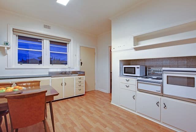 8 Orrong Avenue, RESERVOIR VIC 3073, Reservoir - Thumbnail 4