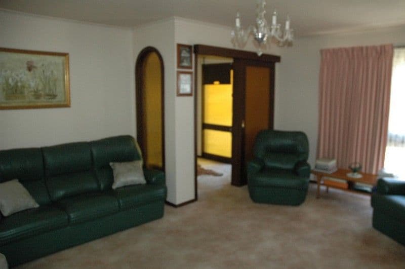4 Ronald Court, SUNBURY VIC 3429, Sunbury - Thumbnail 2